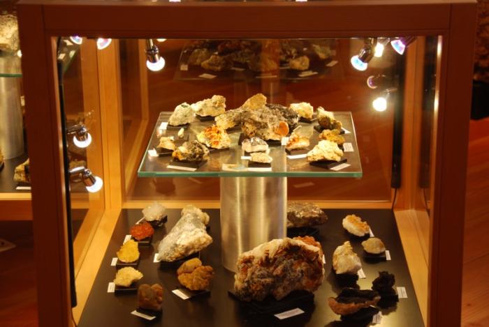 Mineralienmuseum Gottesehre, eine der Mittelvitrinen